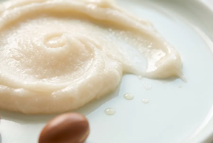 Texture gommage nourrissant argan et karité en gros plan