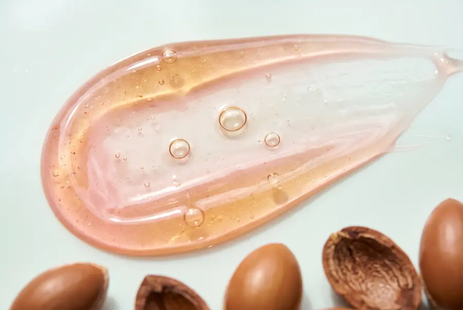 Texture huile à lèvres au ricin et à l'argan en gros plan