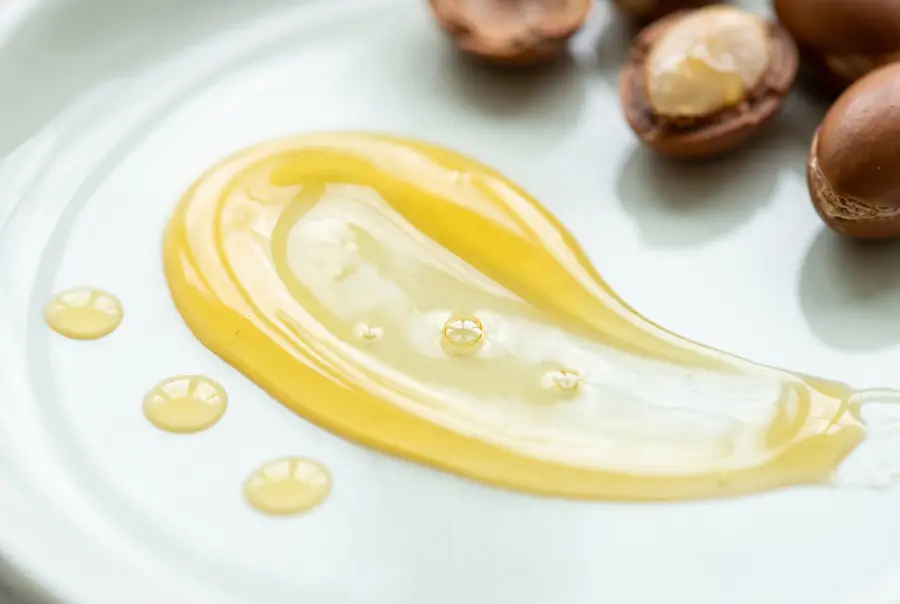 texture huile d argan pure marque blanche | Carmel Cosmetics Labs Texture huile d'argan pure en gros plan