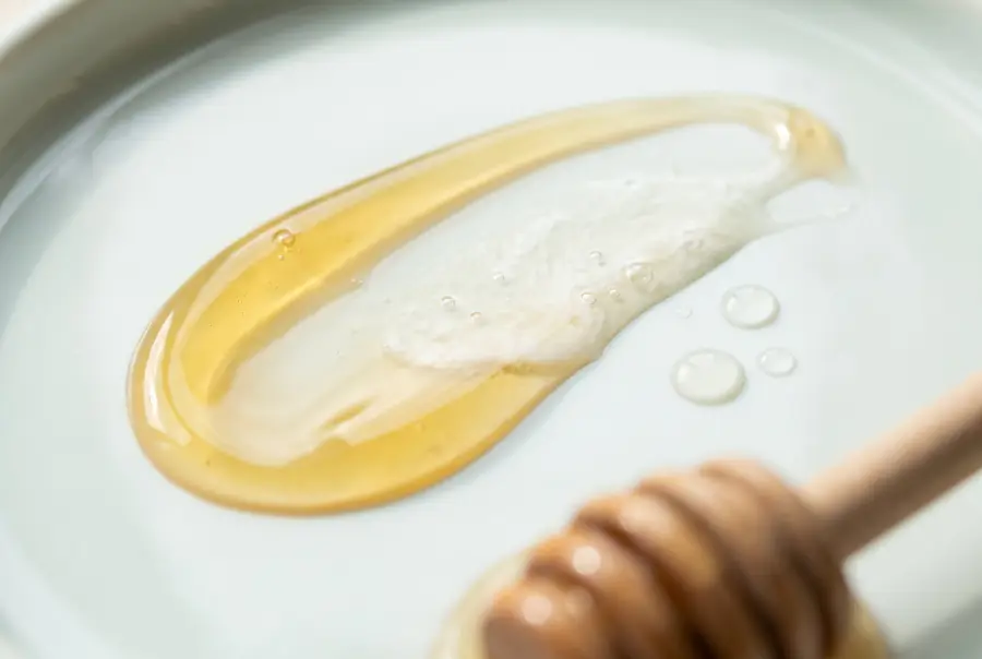 Texture huile de douche miel d'oranger et acide hyaluronique en gros plan