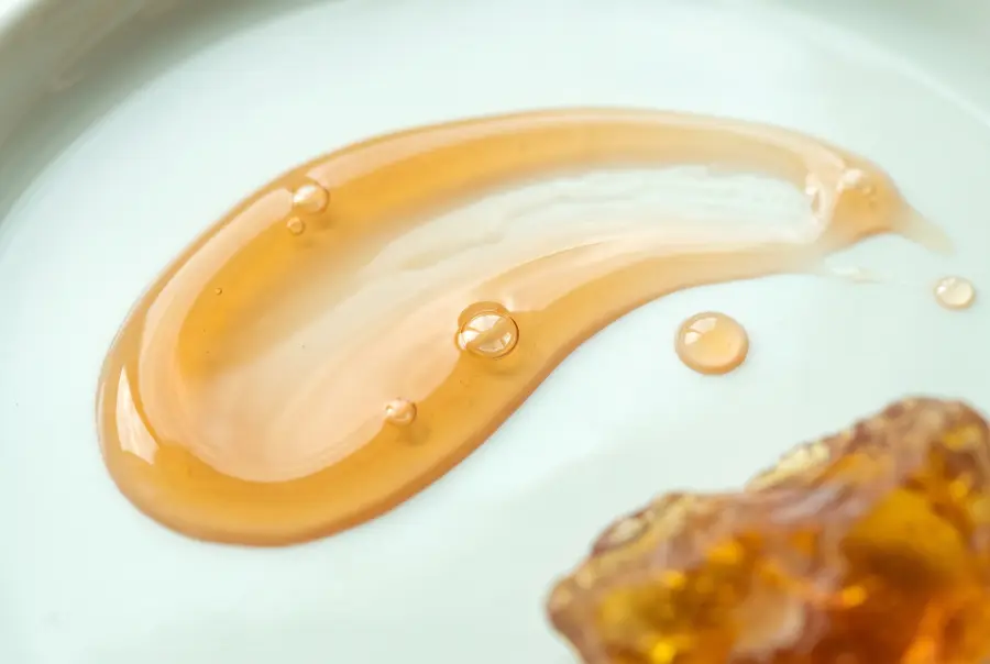 Texture huile de massage parfumée ambre et musc en gros plan