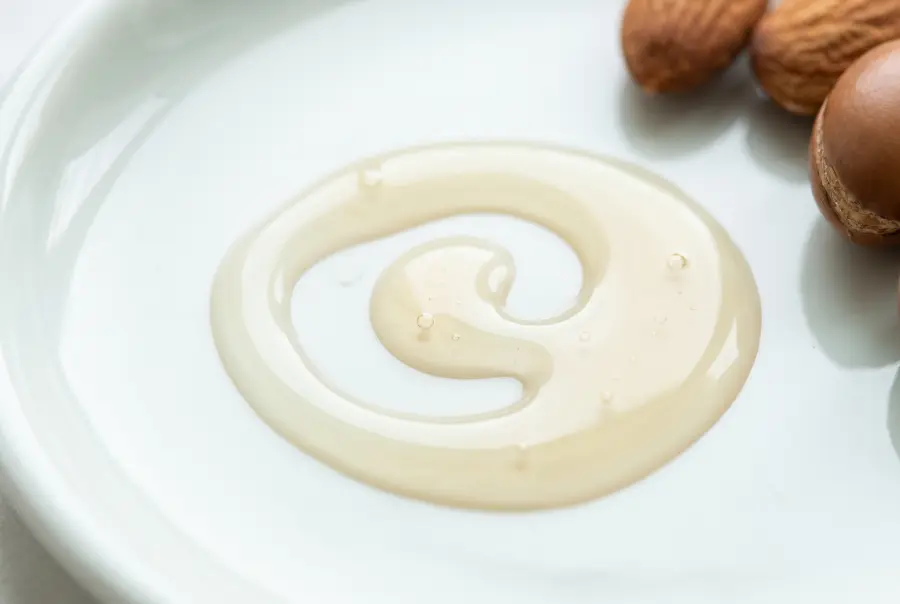 Texture huile de massage bébé amande douce et argan en gros plan