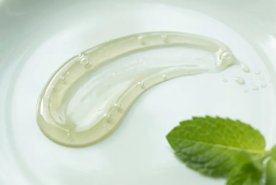 Texture huile de massage menthe poivrée en gros plan