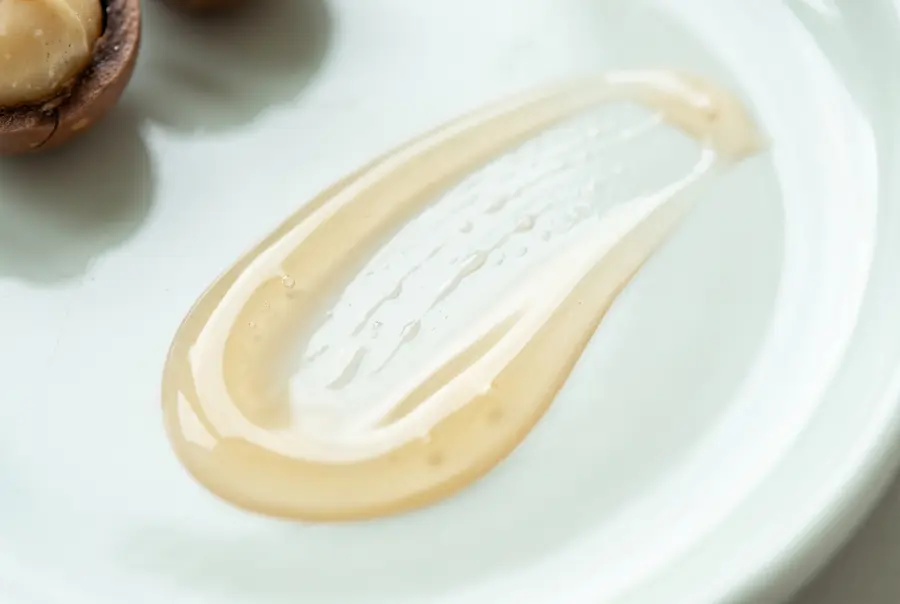 Texture huile sèche après-rasage en gros plan