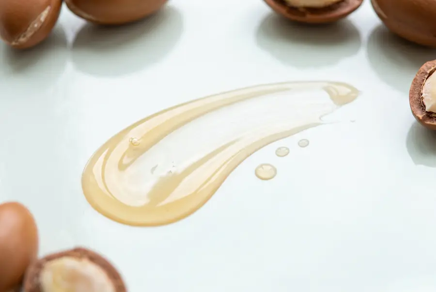 Texture huile sèche parfumée corps et cheveux en gros plan