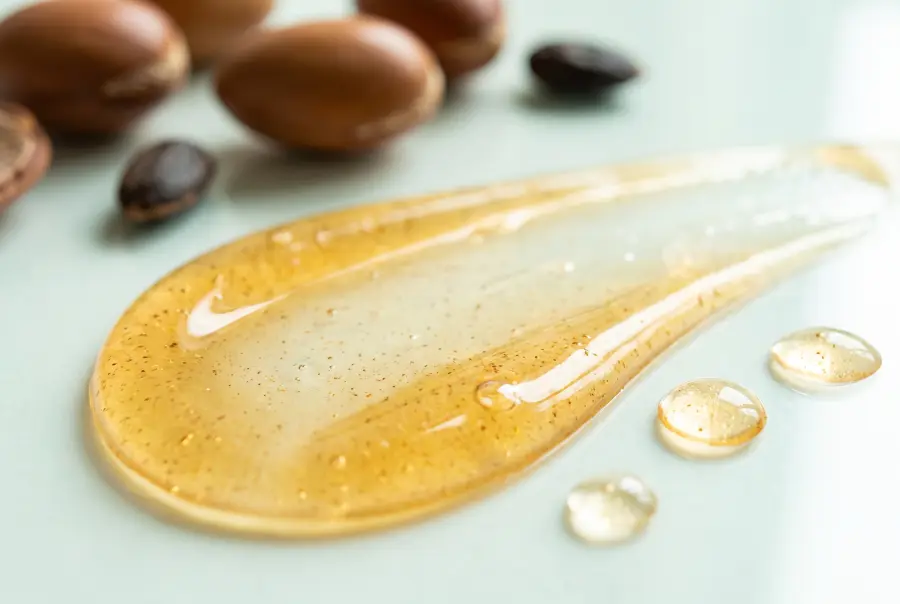 Texture huile visage argan et figue de barbarie en gros plan