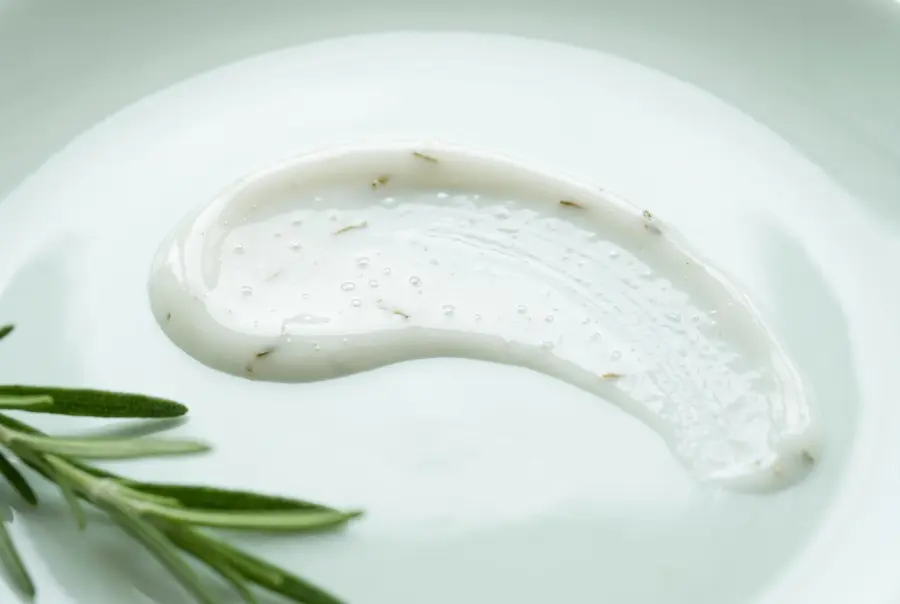 Texture lait corps niacinamide et romarin en gros plan