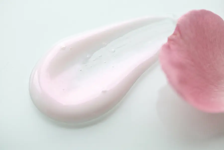 Texture lait corps rose de damas et figue de barbarie en gros plan