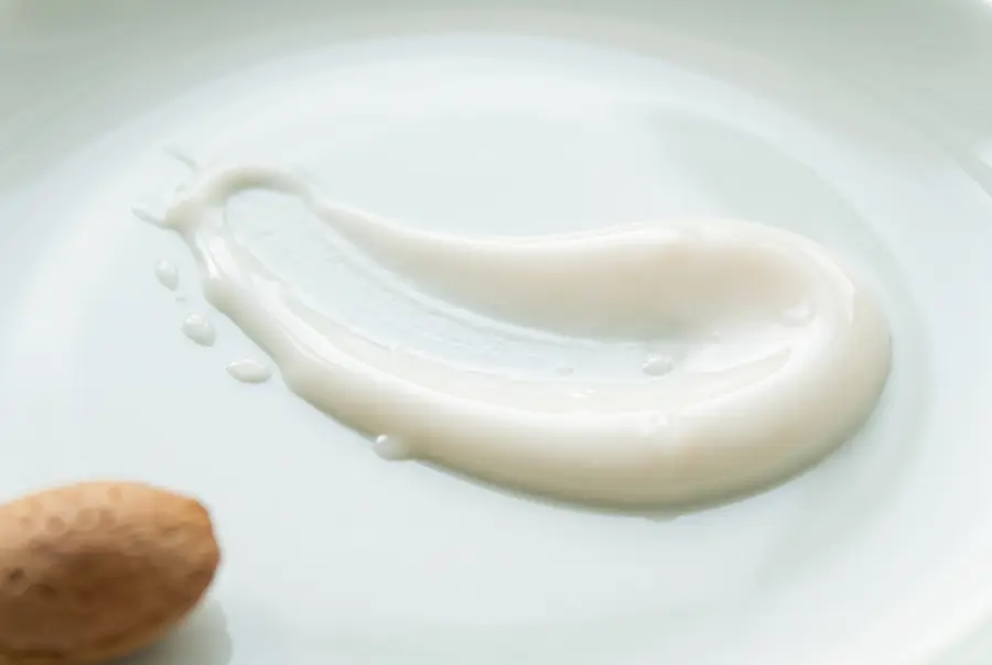 Texture lait démaquillant amande douce en gros plan