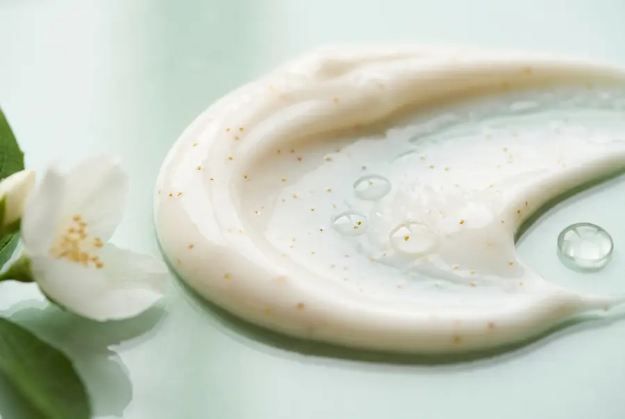 Texture lait et crème corps parfumés en gros plan