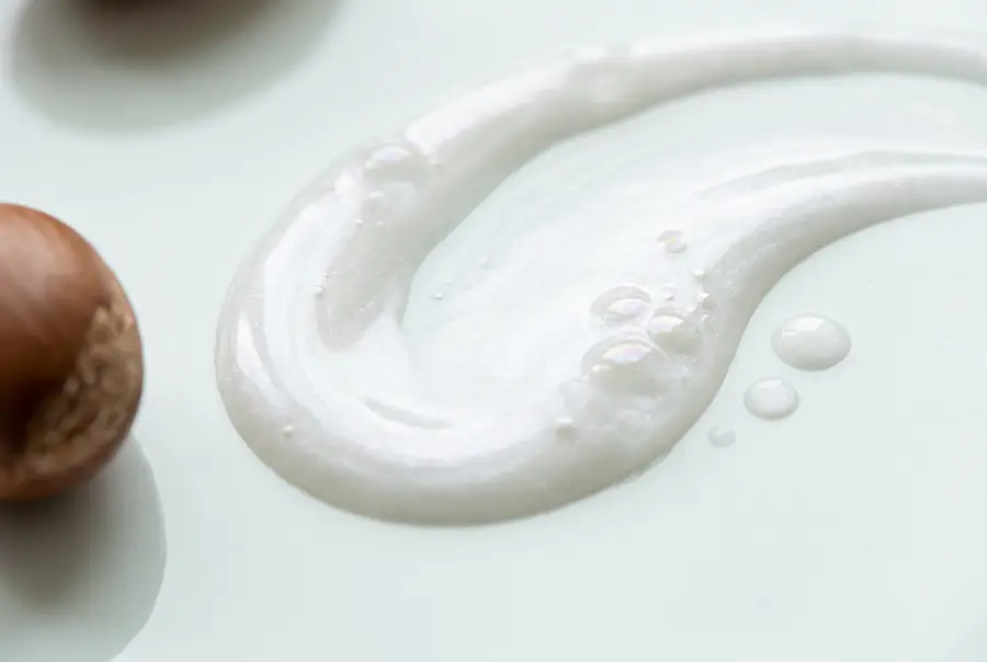 Texture lait moussant perlé à l'argan en gros plan
