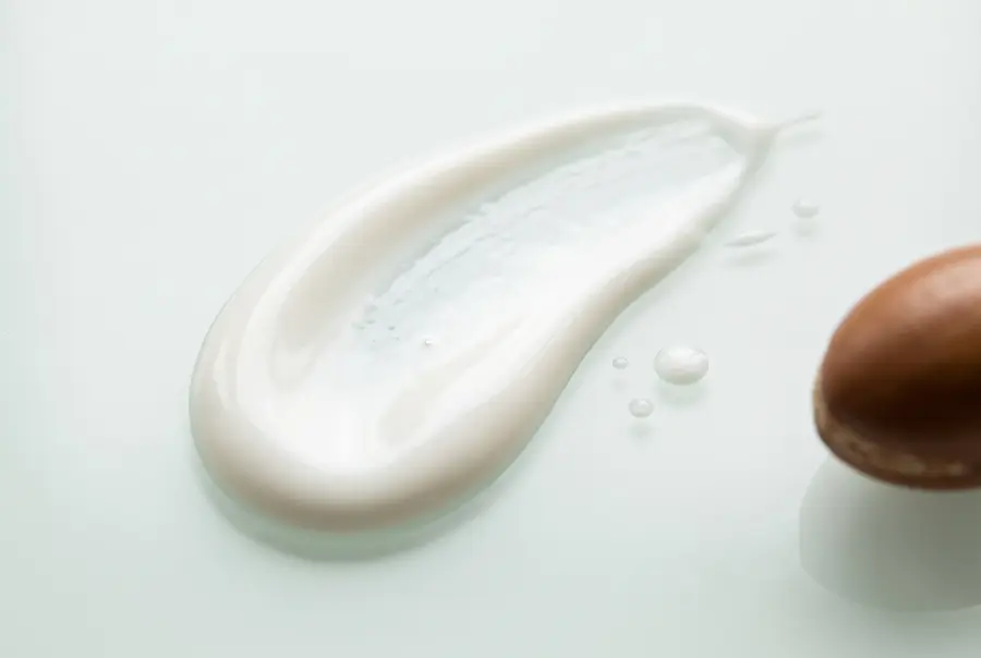 Texture lait solaire spf 50 en gros plan
