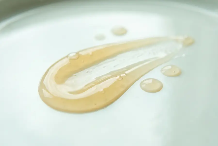 Texture lotion tonique éclat au curcuma en gros plan