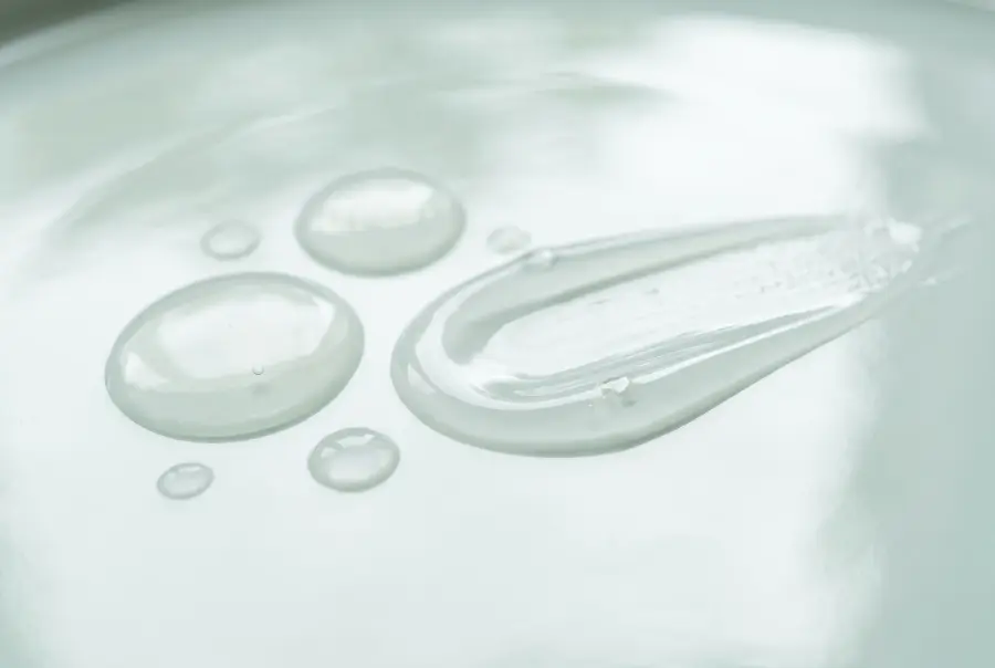 Texture lotion tonique hydratante sans parfum ajouté en gros plan