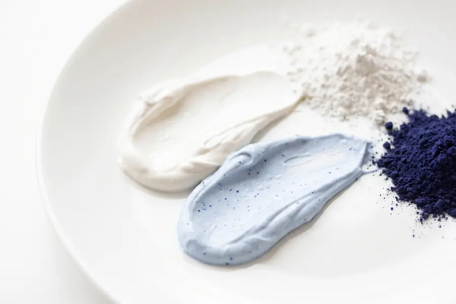 Textura de la mascarilla corporal de arcilla blanca en primer plano