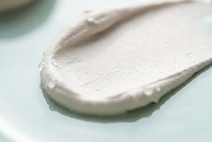 Texture masque purifiant à l'argile blanche en gros plan