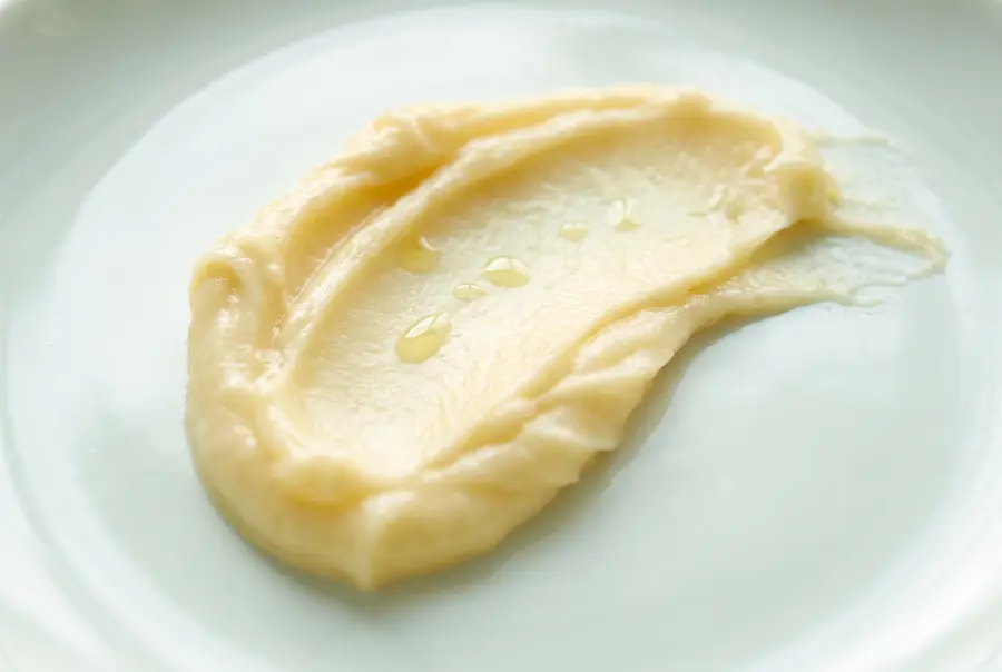Texture masque réparateur pour cheveux afro au karité en gros plan