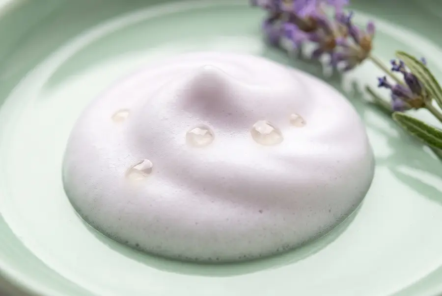 Texture mousse intime à la lavande en gros plan