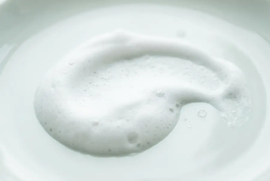 Texture mousse nettoyante à la niacinamide en gros plan