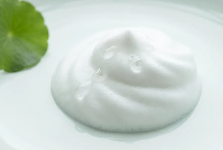 Texture mousse nettoyante intime à la centella en gros plan