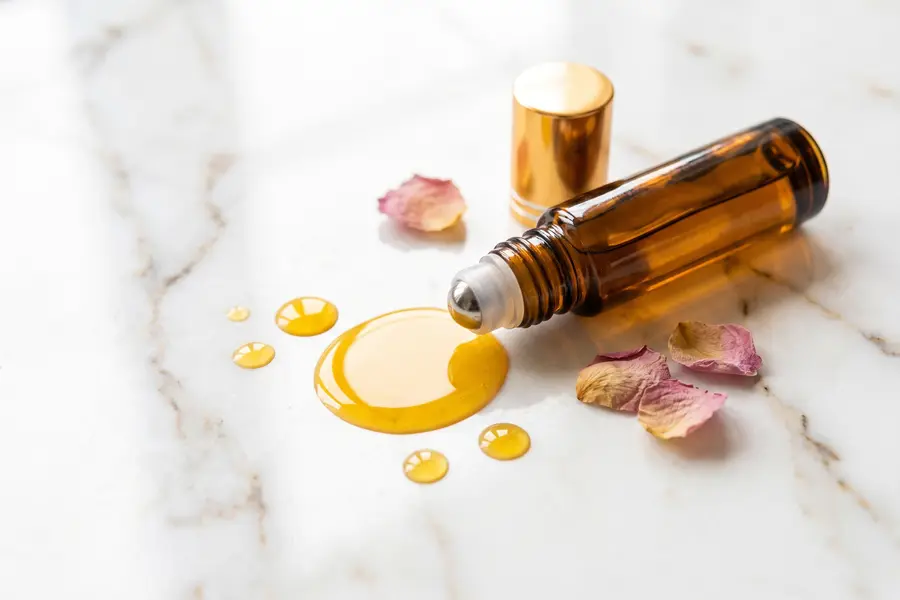 Textura del perfume en aceite roll-on en primer plano