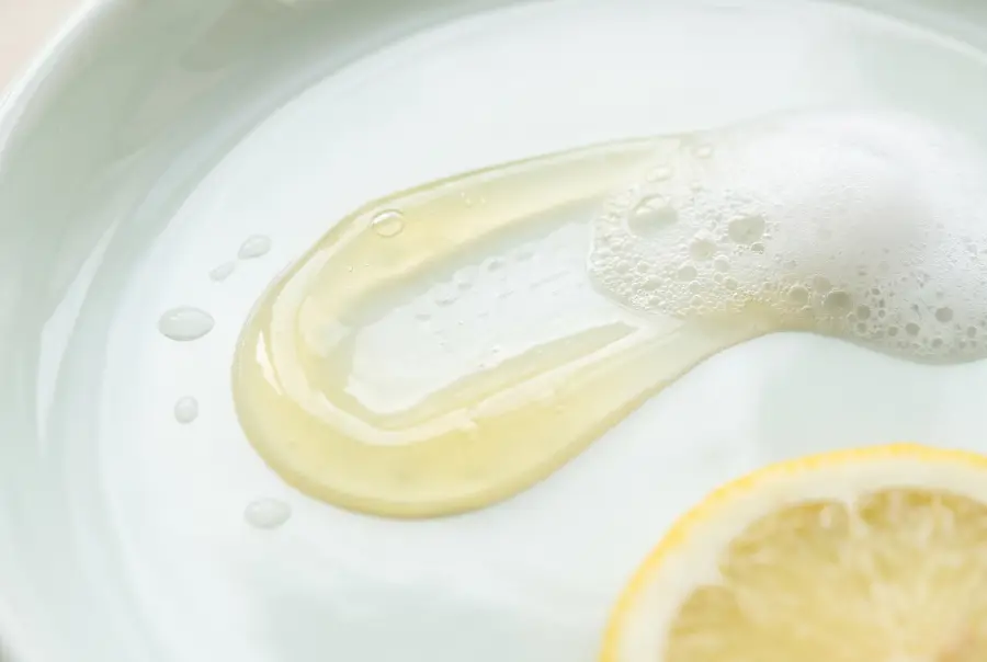 Texture savon liquide mains niacinamide en gros plan