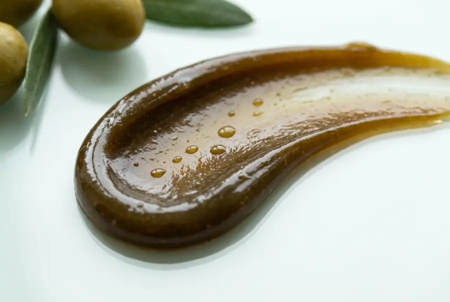 Texture savon noir à l'huile d'olive et d'argan en gros plan