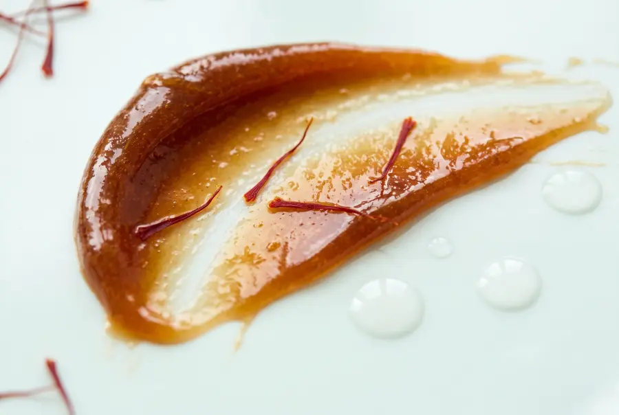 Texture savon noir au safran en gros plan