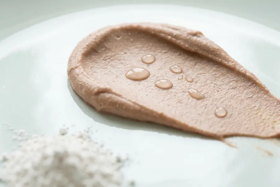 Texture savon noir purifiant au kaolin en gros plan