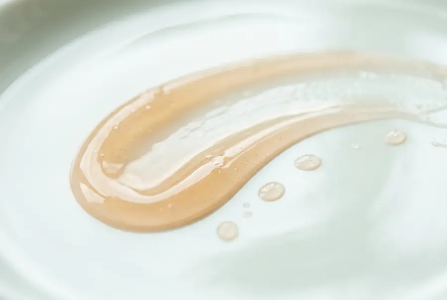 Texture sérum capillaire hydratant anti-frisottis en gros plan