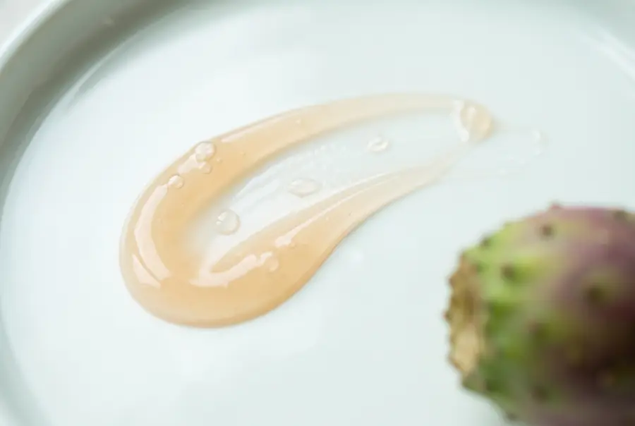 Texture sérum kératine et peptides en gros plan