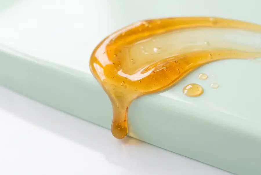 Texture sérum capillaire nourrissant au ricin en gros plan