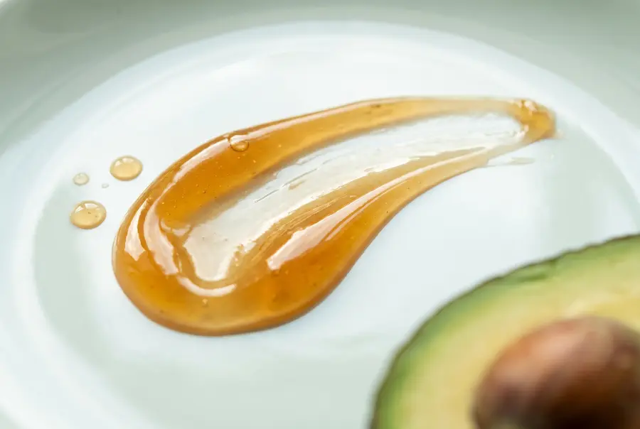 Texture sérum coiffant argan et avocat en gros plan