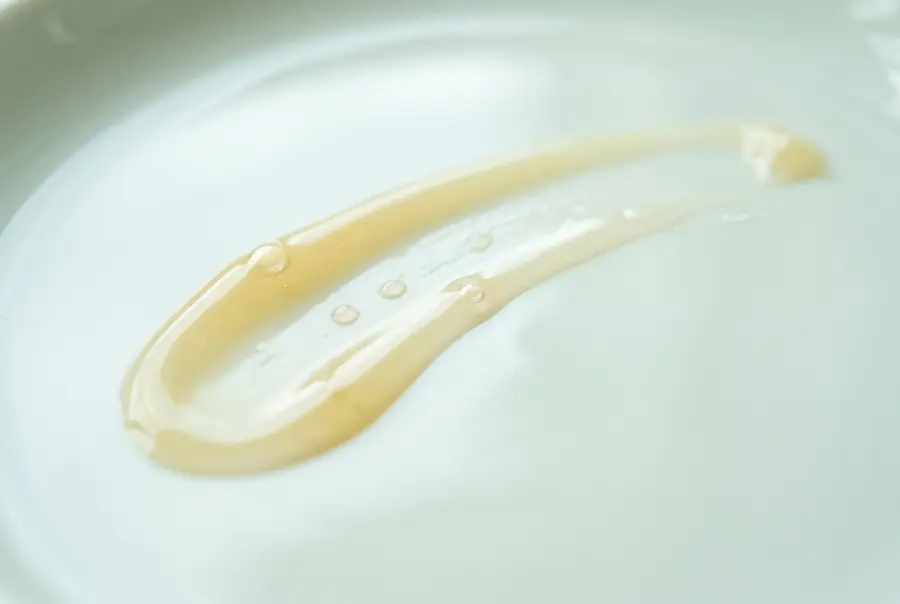 Texture sérum fortifiant cils et sourcils en gros plan