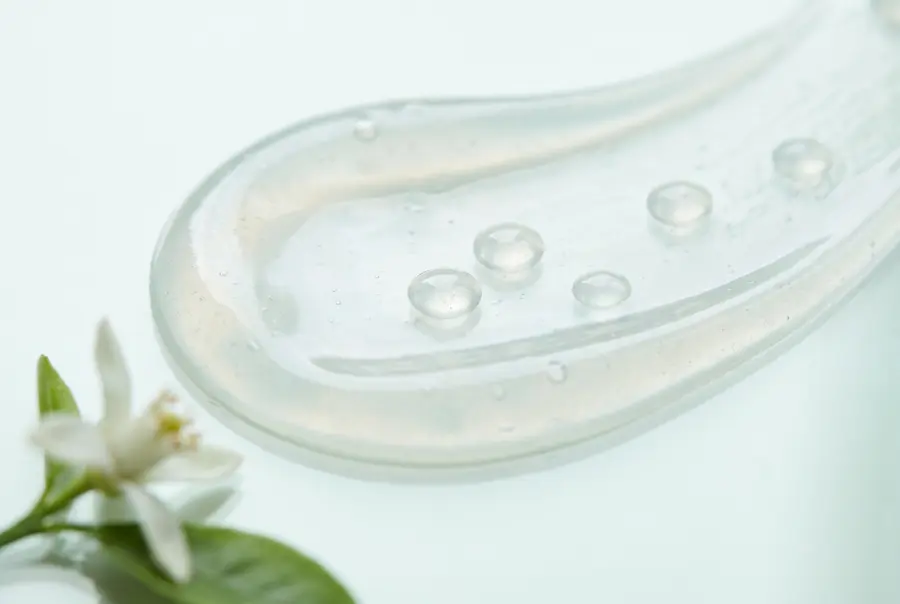Texture sérum intime parfumant à la niacinamide en gros plan
