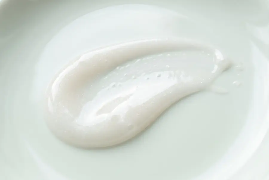 Texture sérum peptides en gros plan