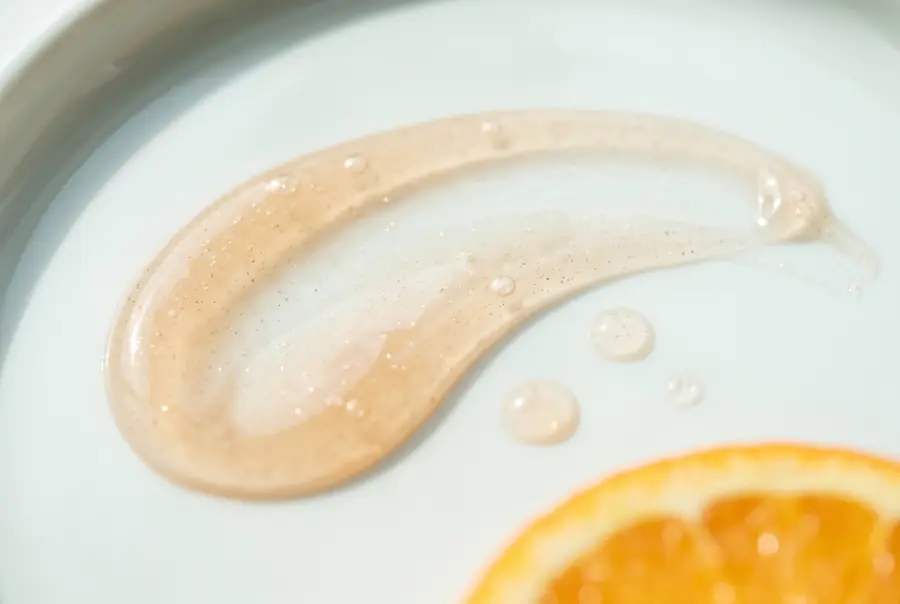 Texture sérum teinté vitamine c spf 30 en gros plan