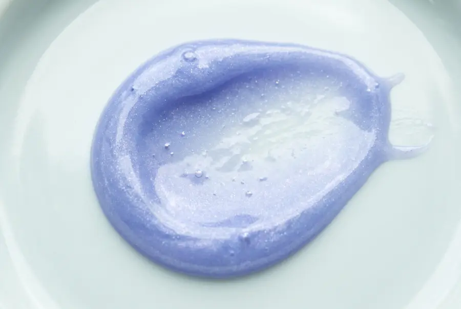 Texture shampoing bleu déjaunisseur au karité en gros plan