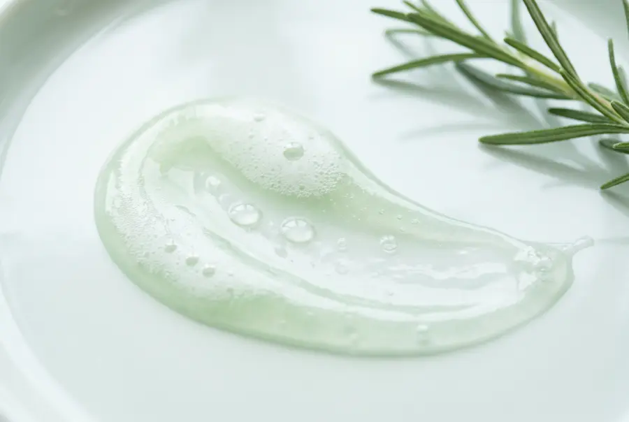 Texture shampoing fortifiant anti-chute au romarin en gros plan
