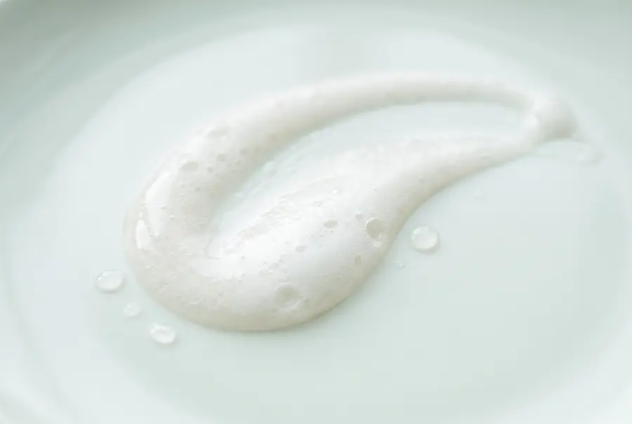Texture shampoing sans sulfate pour cheveux bouclés et afro en gros plan