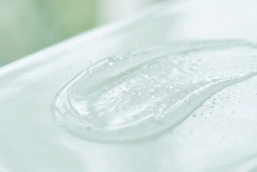 Texture spray capillaire anti-chute à la niacinamide en gros plan